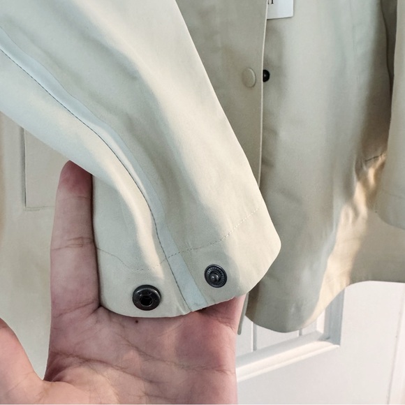 NWT Vuori Women's Tuuli Rain Jacket - Bone - Picture 4 of 13